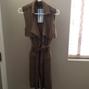 Long sleeveless belted duster/vest